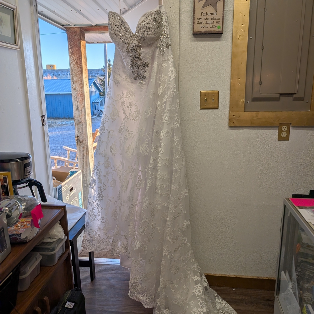 Elegant White Lace Wedding Dress